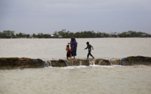 Au Bangladesh, inondations et larmes une semaine après le cyclone Amphan