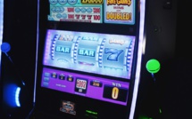 Les casinos pourront rouvrir mardi, mais uniquement avec les machines à sous