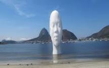 A Rio, une tête géante émerge de l'océan pour "faire rêver les gens"