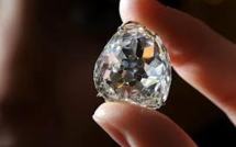 Un Chinois feint d'avaler un diamant pendant que son complice s'enfuit