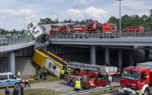 Chute spectaculaire d'un bus à Varsovie: un mort et vingt blessés
