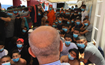 Les 180 migrants de l'Ocean Viking attendent leur transfert au large de la Sicile