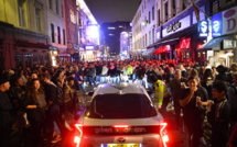 Nuit festive "hors de contrôle" en Angleterre, après la réouverture des pubs