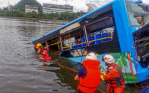 Chine: un bus plonge dans un lac, au moins 21 morts