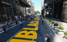 Le slogan "Black Lives Matter" peint devant la tour Trump à New York