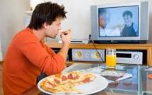 61% des jeunes de 15 à 25 ans mangent au moins 1 repas sur 2 devant un écran