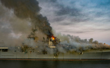 Spectaculaire incendie à bord d'un navire militaire en Californie