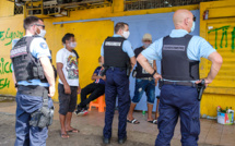 Coronavirus en Guyane: des pneus et palettes incendiés devant la préfecture