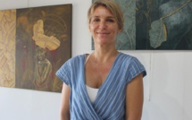 Stéphanie M. appose ses "empreintes" à la Maison de la culture