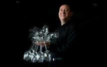 51 verres à vin dans une seule main