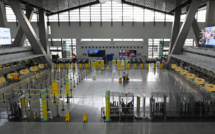 A l'aéroport de Manille, des Philippins coincés par le confinement