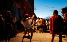 Les jeunes, puissants vecteurs du virus et public difficile à convaincre