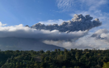 Indonésie: le volcan Sinabung crache un énorme nuage de cendres