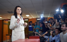 Bélarus: la principale rivale du président quitte le pays