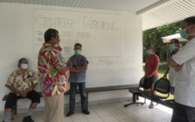 Fritch visite l'infirmerie de Rangiroa