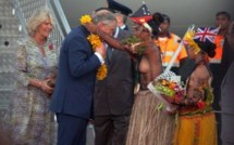 Charles et Camilla séduisent les Papous
