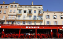 A Saint-Tropez, l'emblématique café Sénéquier ferme après deux cas de Covid