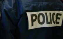 Il aperçoit la police et se jette à l’eau