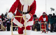 En Laponie, les Pères Noël s'échauffent avant la distribution des cadeaux