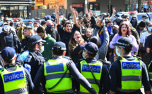 Arrestation à Melbourne de dizaines de manifestants opposés aux restrictions