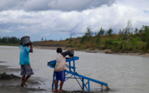 Des Indonésiens risquent tout pour quelques grammes d'or dans les mines sauvages