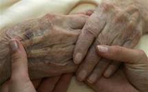 La France veut humaniser la fin de vie et réfléchit à l'"accélération" de la mort