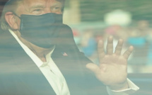 Trump sort saluer ses partisans et suscite les critiques d'experts médicaux