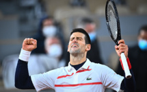 Roland-Garros: Djokovic conjure le mauvais sort dans la douleur
