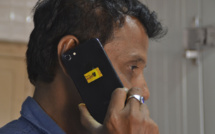 Inde: une "puce" en bouse censée protéger des radiations téléphoniques