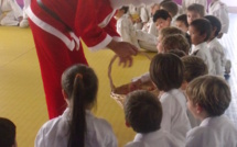 Le père Noël viste les clubs de l'école de judo de Polynésie (EJJP)