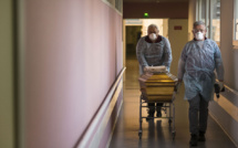 Virus: l'Europe enregistre 250.000 morts et tente de se protéger