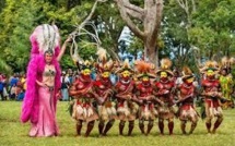 Des girls du Lido chez les Papous: une belle histoire de plumes sur France 5