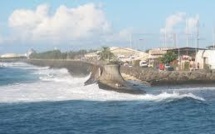 Echouement d’un catamaran sur la digue du port de Papeete