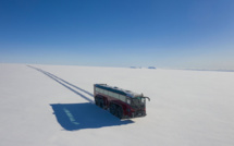 Islande: un bus géant qui chevauche les glaciers menacés