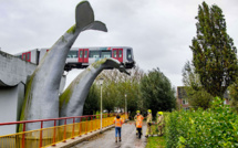 Pays-Bas: Un métro qui déraille s'échoue sur une sculpture de cétacé