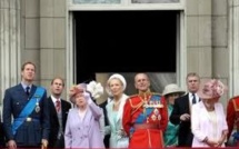 GB: sucette ou poêle, les drôles de cadeaux offerts à la famille royale