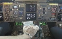 Un co-pilote s'endort en vol, le pilote bloqué en dehors du cockpit