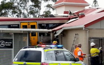 Un train entre… dans la gare