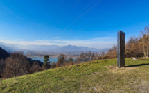 Mystère autour d'un éphémère monolithe de métal en Roumanie