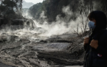 Indonésie: des centaines de villageois fuient l'éruption d'un volcan
