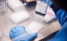 Coronavirus: une mutation interroge, Londres serre la vis