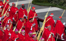 Deux cardinaux dans l'entourage du pape positifs au Covid-19