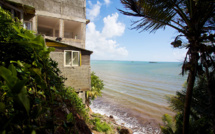En Guadeloupe, des habitants délogés de la côte rongée par l'érosion