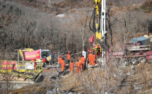 Chine: les sauveteurs creusent pour atteindre des mineurs coincés depuis 9 jours
