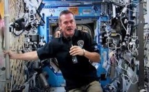 Le nouveau chef de l'ISS donne une conférence de presse en apesanteur