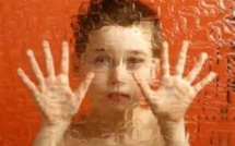 Autisme: un grand-père âgé ou une mère maltraitée accroissent les risques