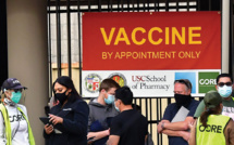 A Los Angeles, des jeunes partent à la "chasse aux vaccins" devant les hôpitaux