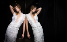 Une robe "araignée" Aelis dans une galerie d'art pour "décoloniser la nature"