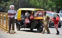 Inde: des policiers en carton pour faire respecter le code de la route