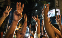 Birmanie: les généraux ordonnent de bloquer Facebook, les appels à résister se propagent